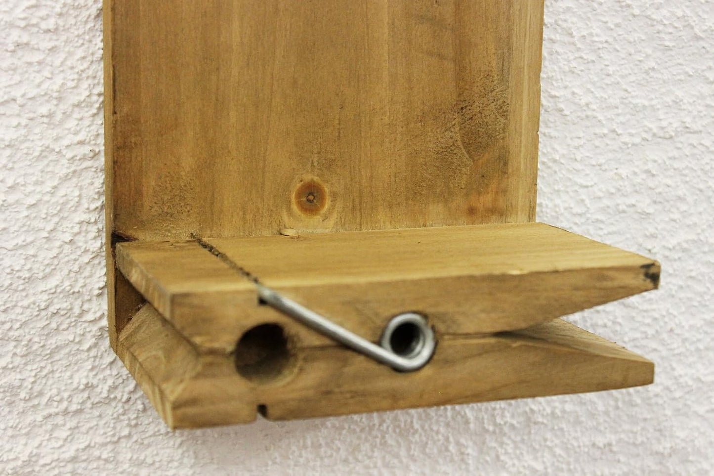 Wandregal mit Wäscheklammer