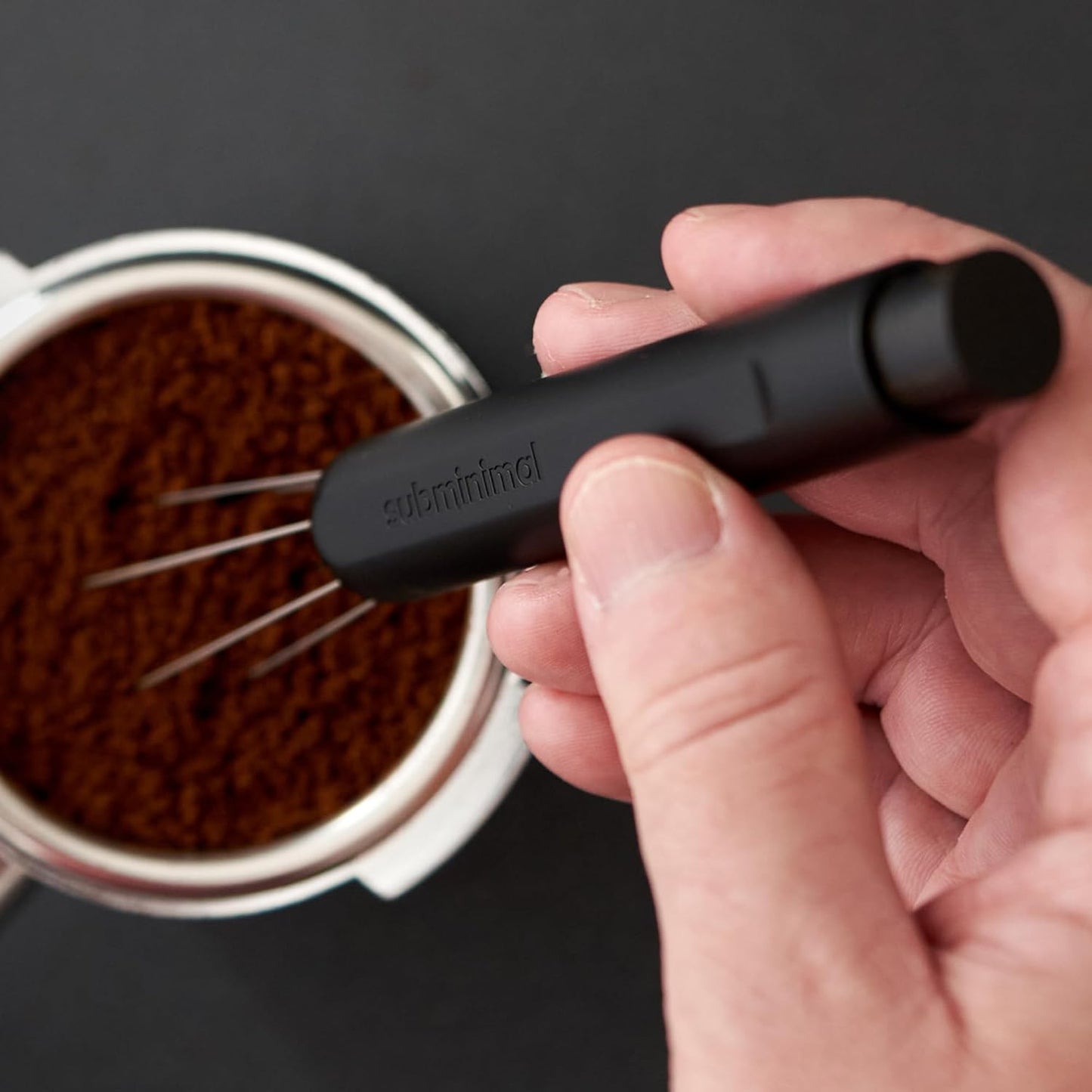 Espresso-Verteilungswerkzeug mit einziehbaren Nadeln