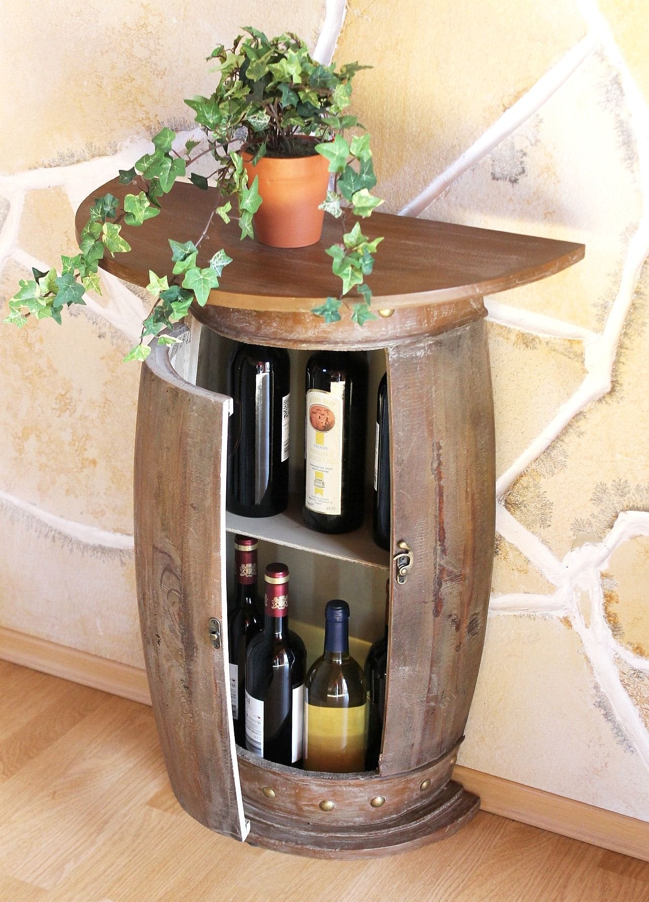 Halbrundes Weinfass mit Weinregal