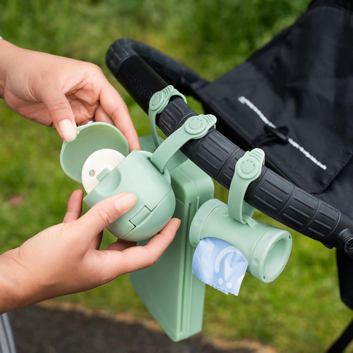 On-the-Go Dual Schnullerbox, Sage Green