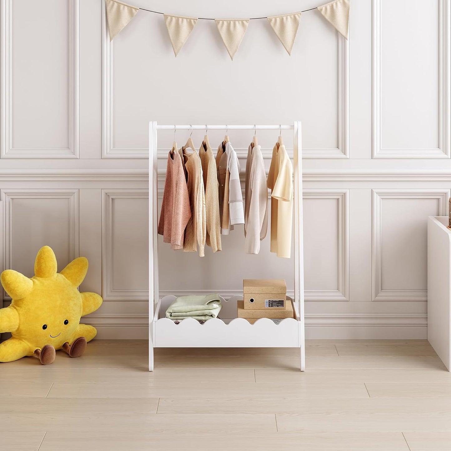 Kindergarderobe Vestness, Weiss