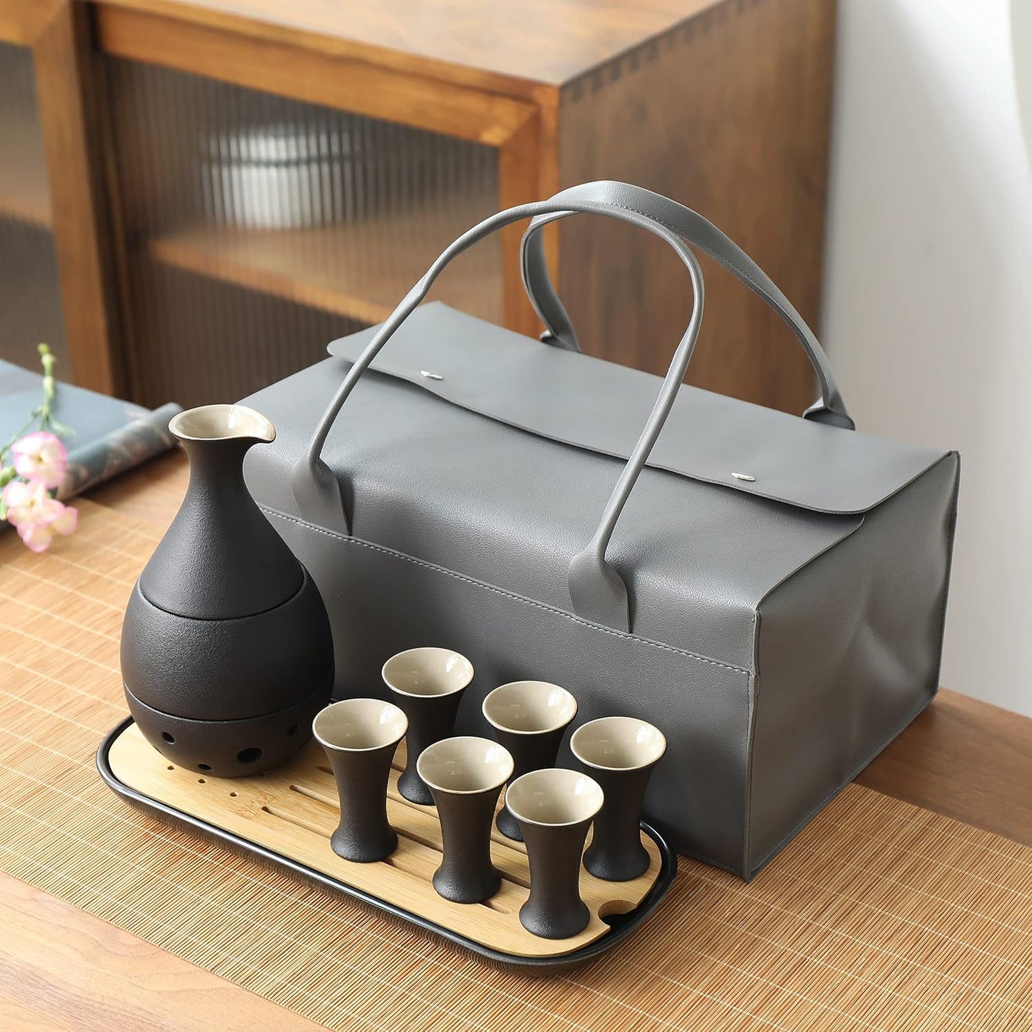 Japanisches Sake Set mit Karaffe und 6 Bechern, Luxuriöse Ledertasche Schwarze Frosted Finishing-ledertasche