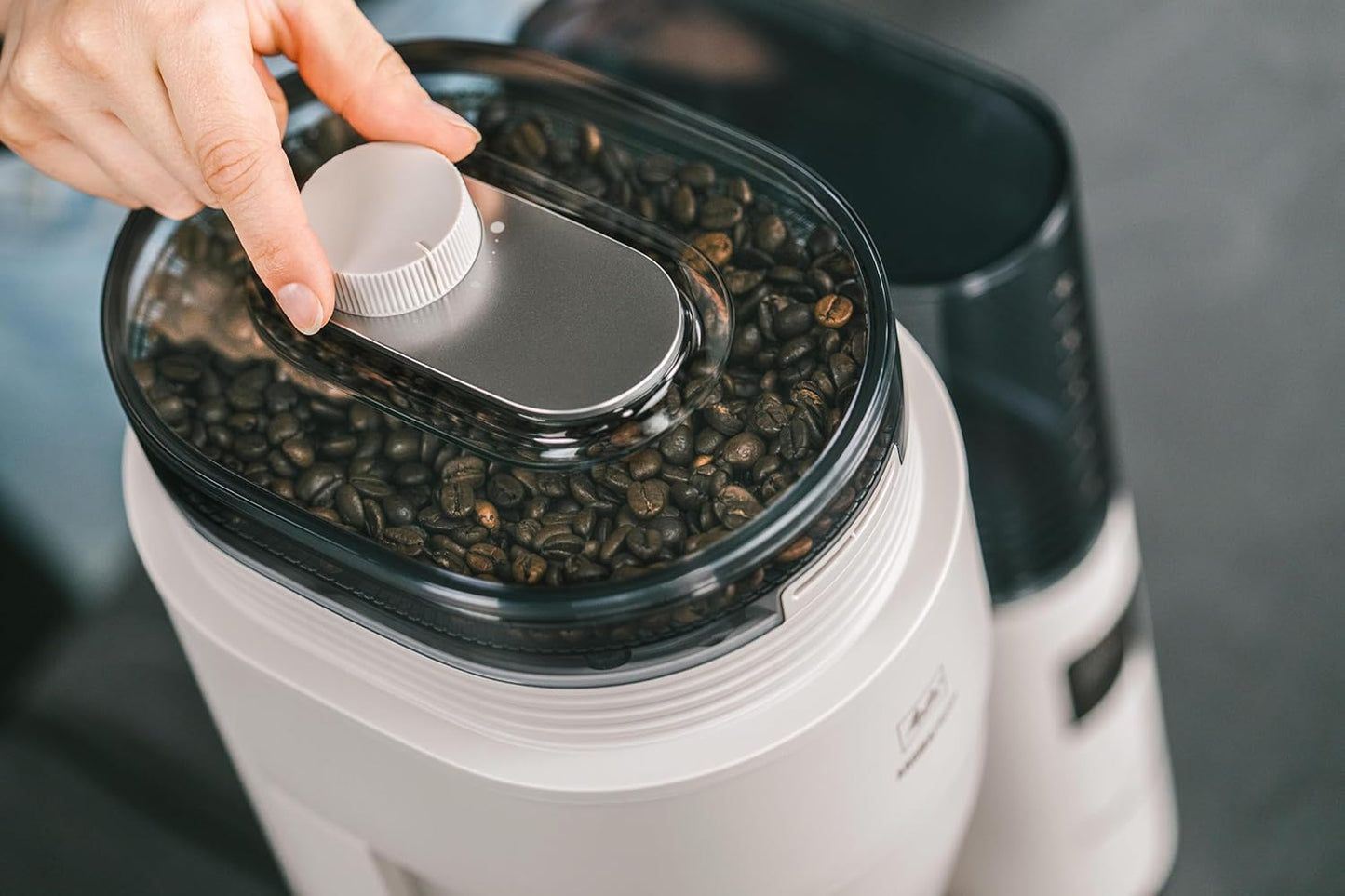 AromaFresh Pro X Filterkaffeemaschine mit Mahlwerk, Warm-grey Modern