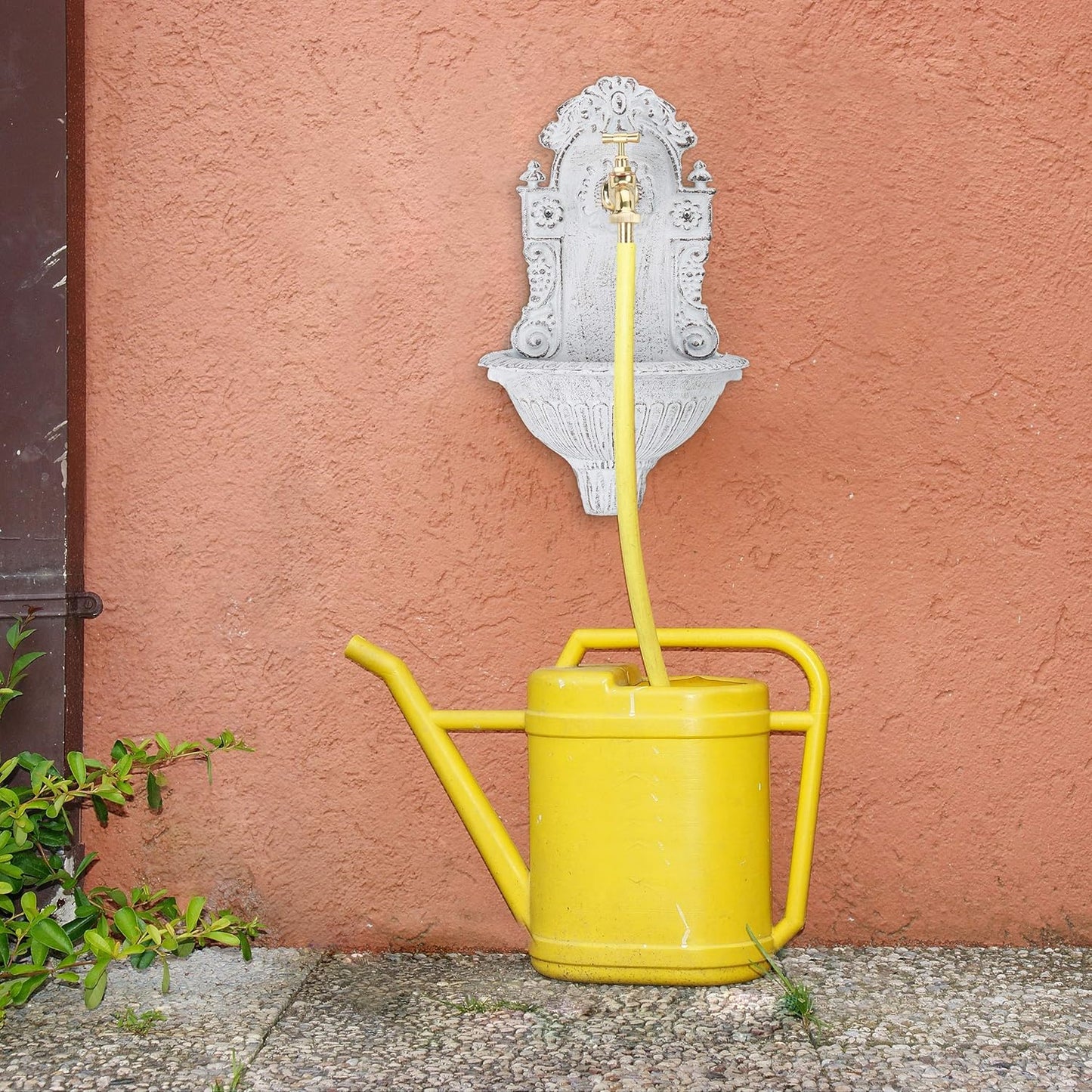 Nostalgischer Wandbrunnen mit Wasserhahn, Weiss
