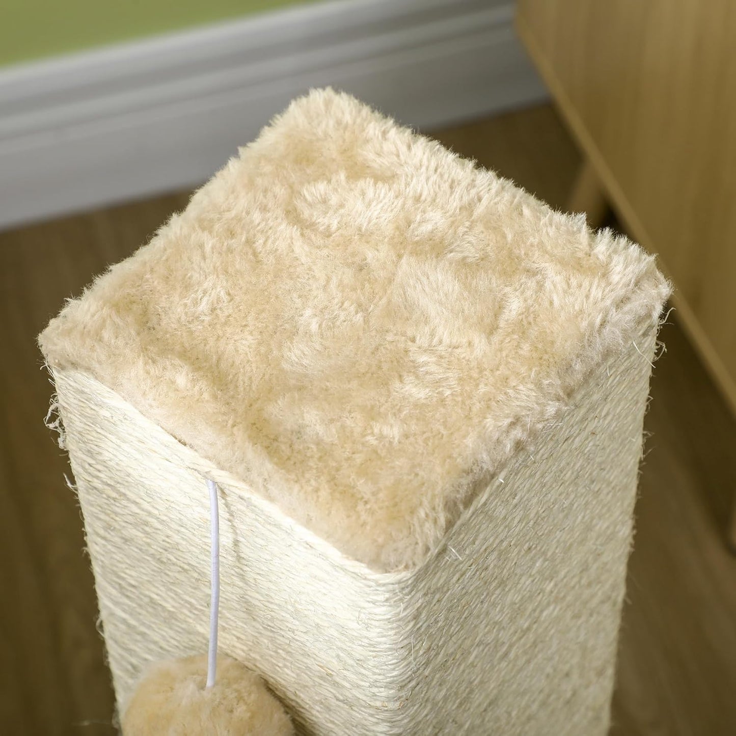 Kratzbaum mit Spielball, Beige 59,5L x 39B x 79H cm