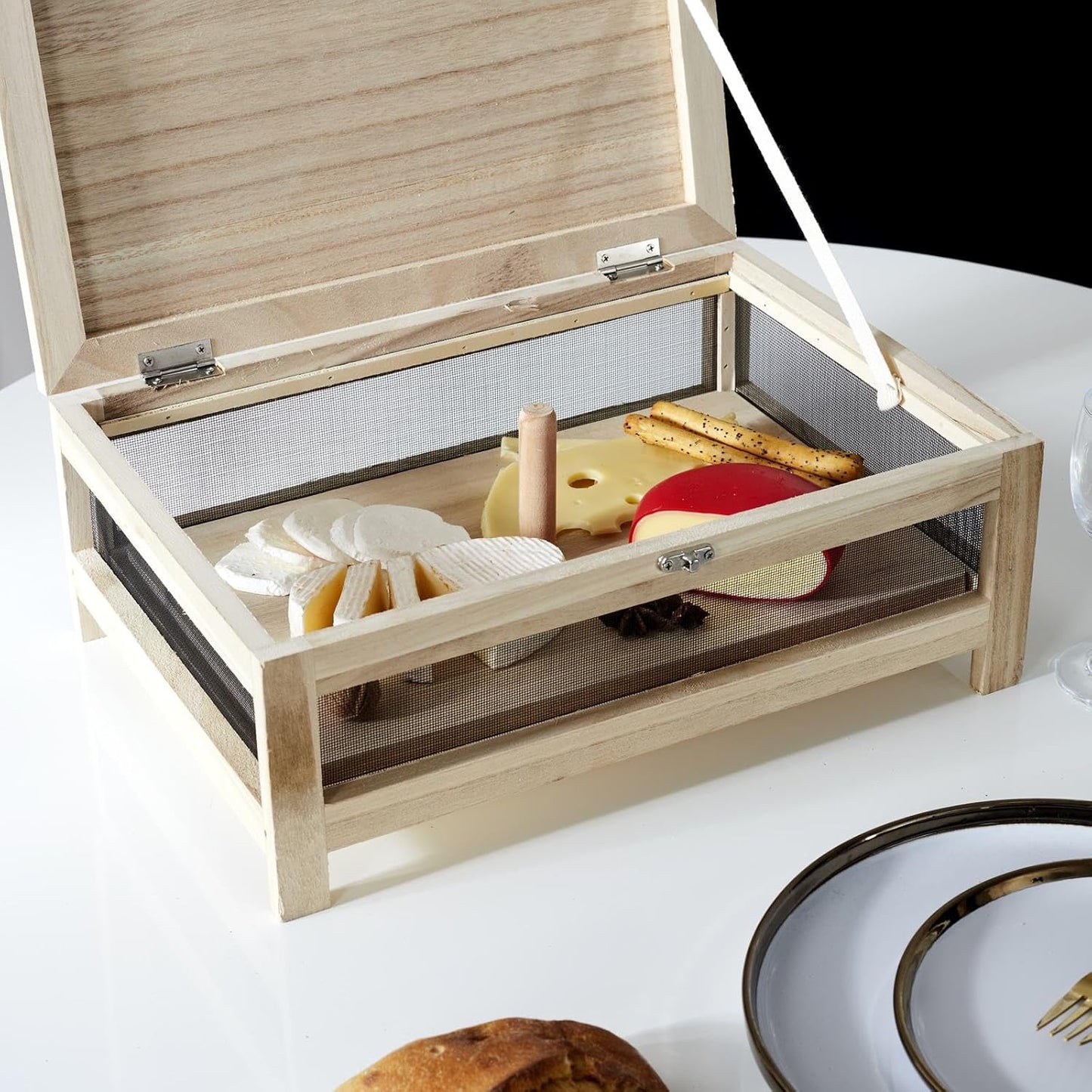 Käsekeller mit Serviertablett