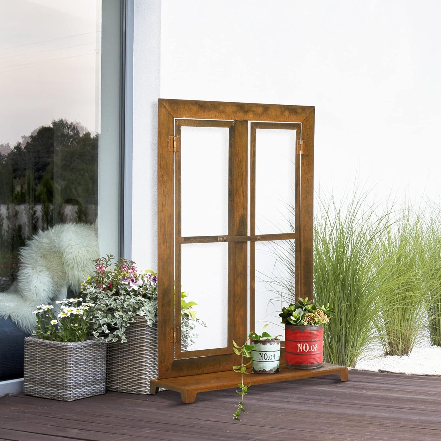 Dekoratives Eisenfenster mit Metallrahmen