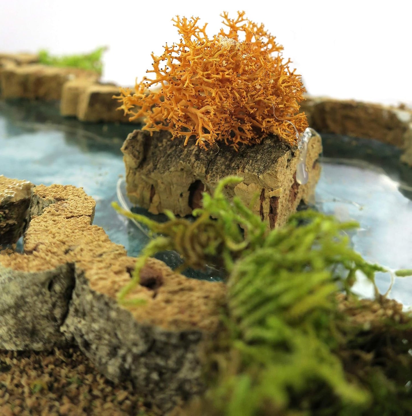 Teichmodell mit Sträuchern und Holzdekor