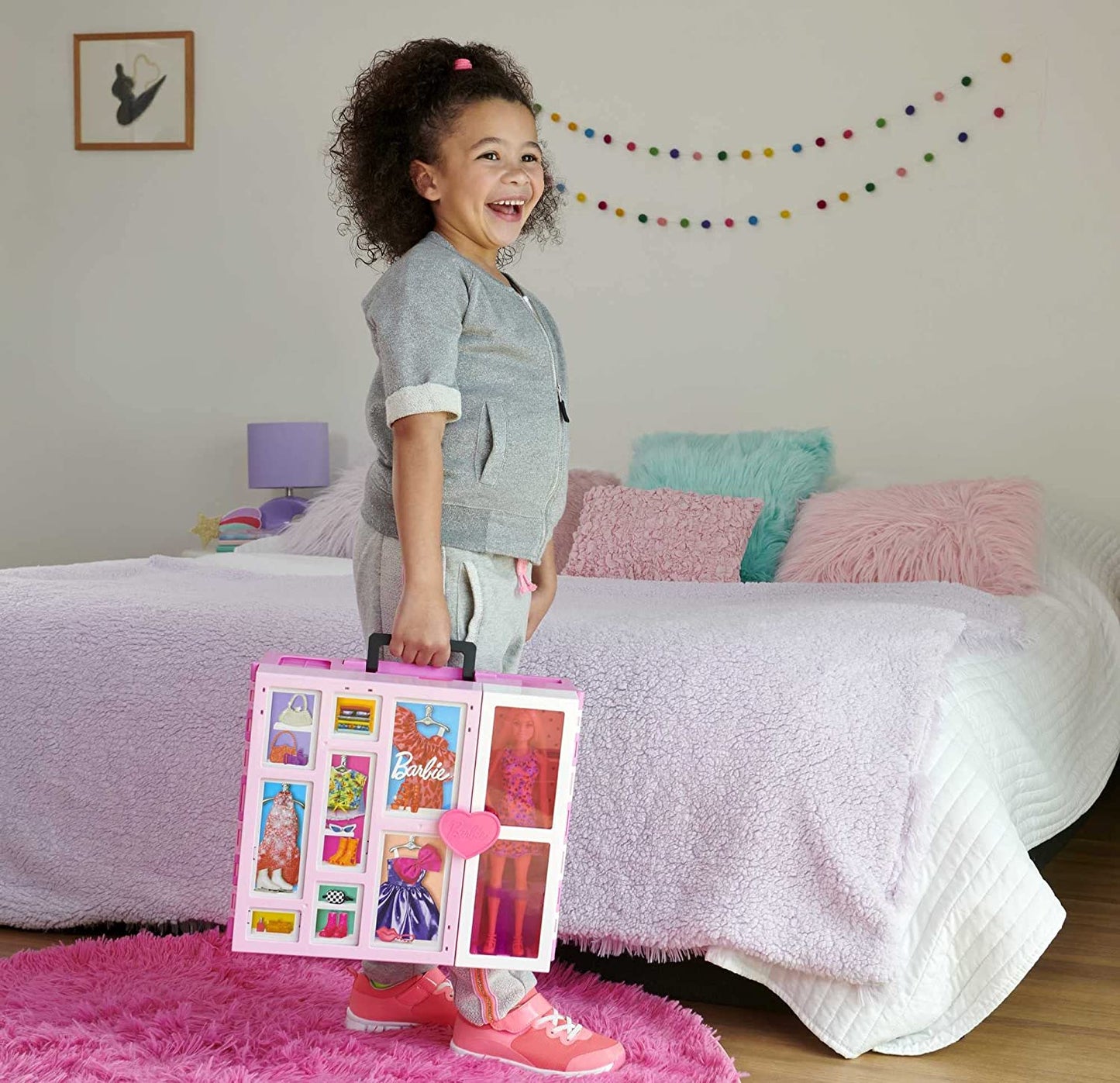 Barbie Traumkleiderschrank mit Puppe, Moden & Accessoires, Puppenmöbel