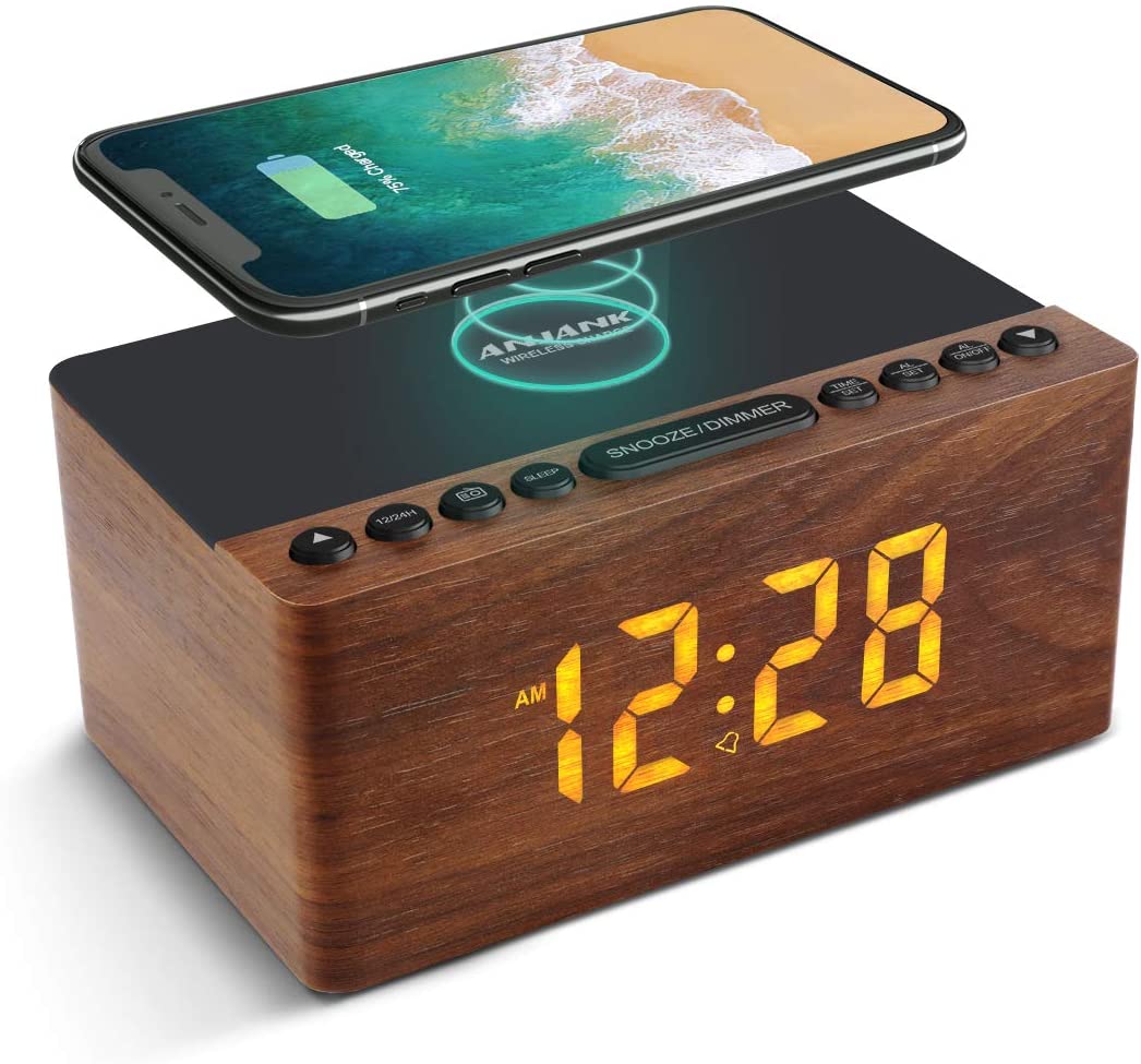 Digitaler Radiowecker mit adaptiver Ladefunktion, braun
